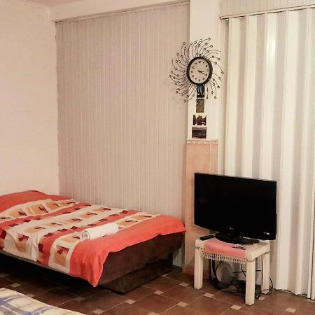 Bed and Breakfast Adem'S Cozy Terrace Retreat Skopje Exterior foto